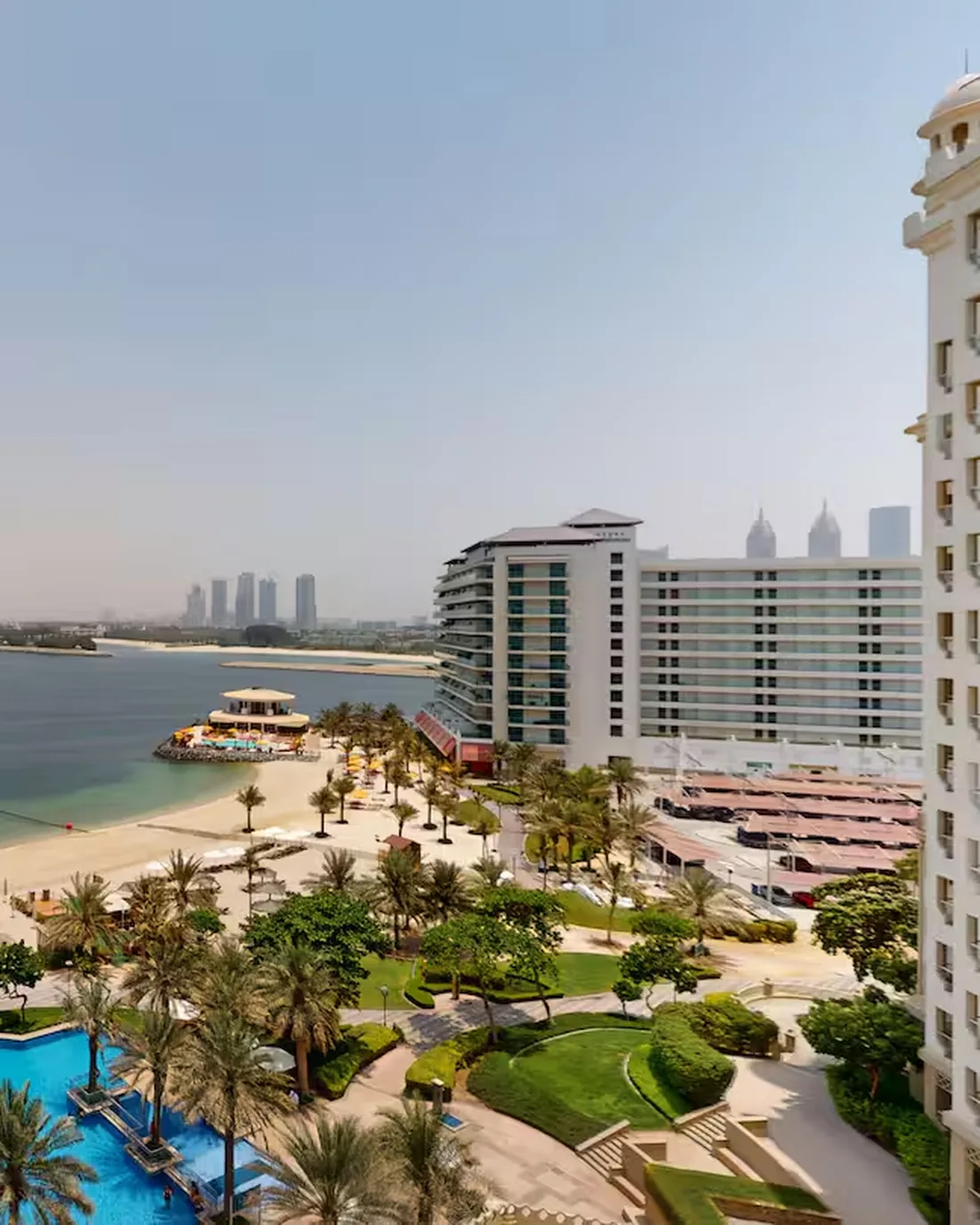 Kilátás egy dubaji lakásból a tengerpartra