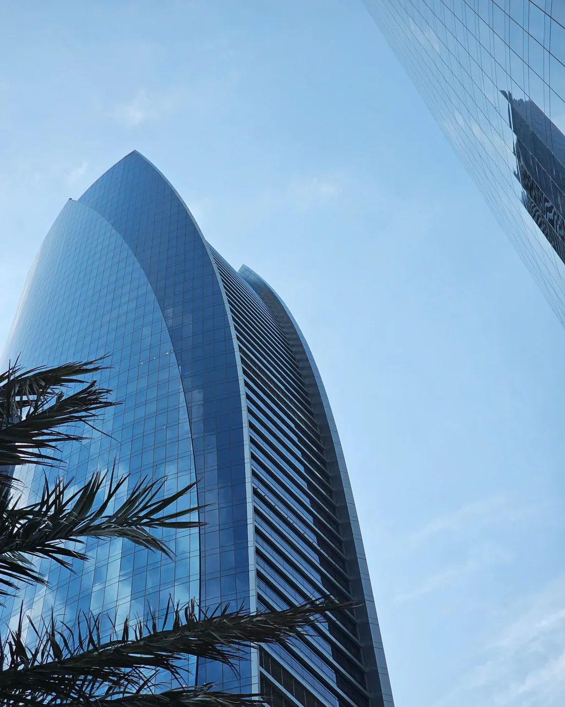 Üvegfalú irodatorony Dubajban alulról