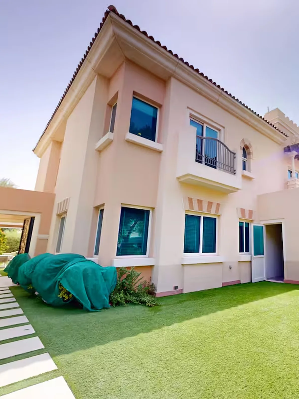 Átadott, belakott villa kertje Dubajban